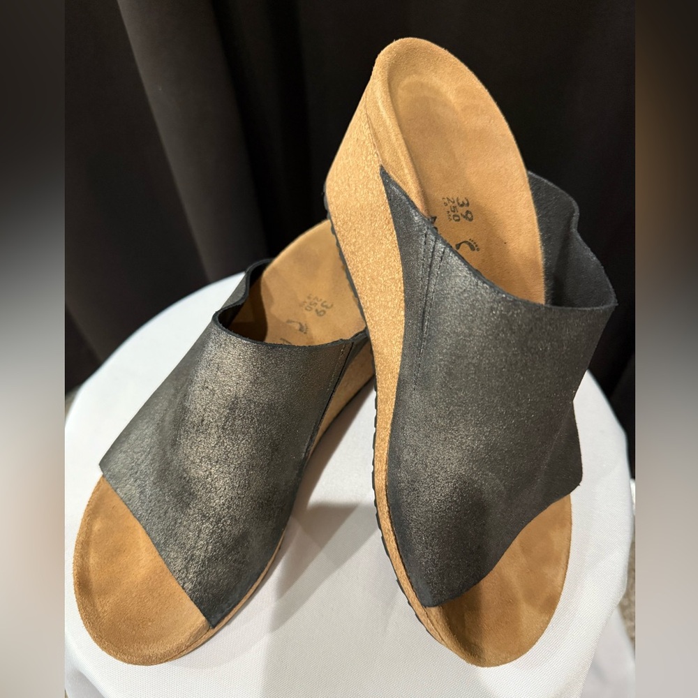 Birkenstock- Namica
Suede Leather - Metallic Antique Black Wedges
EUC size 8